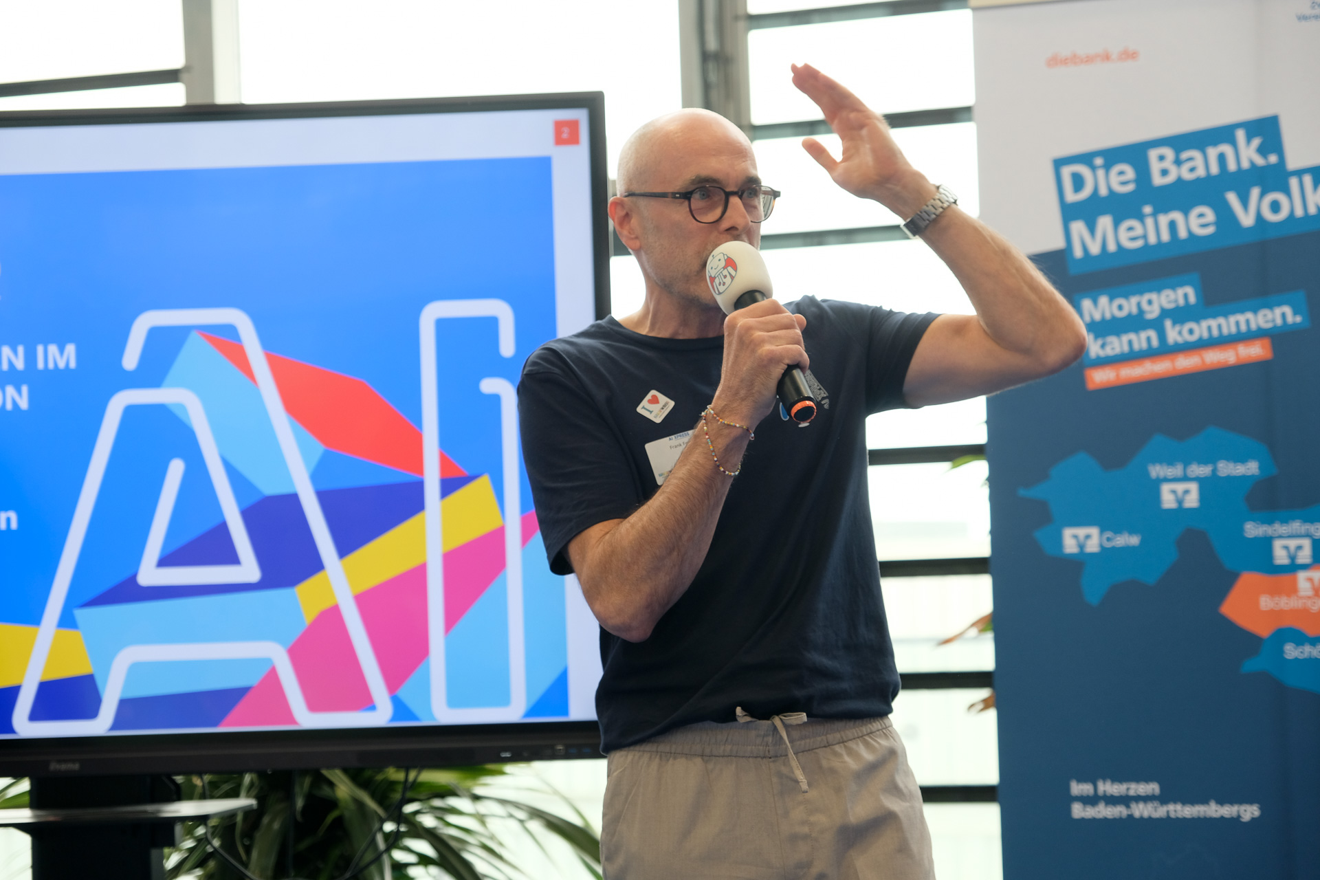 Frank Frost moderiert beim WRO AI xpress Event