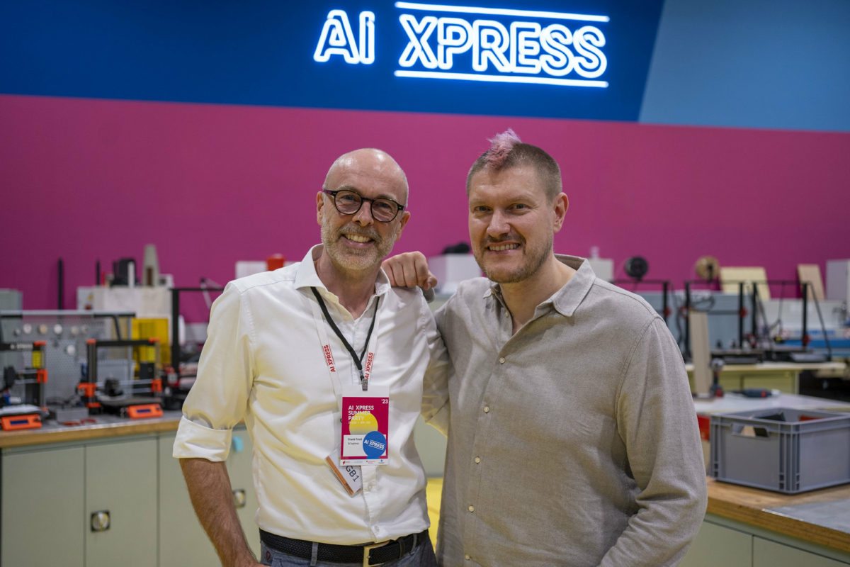 Frank Frost mit Sascha Lobo beim AI xpress Event